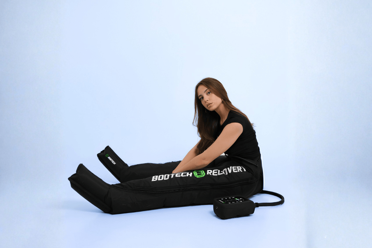 mujer utilizado botas de presoterapia