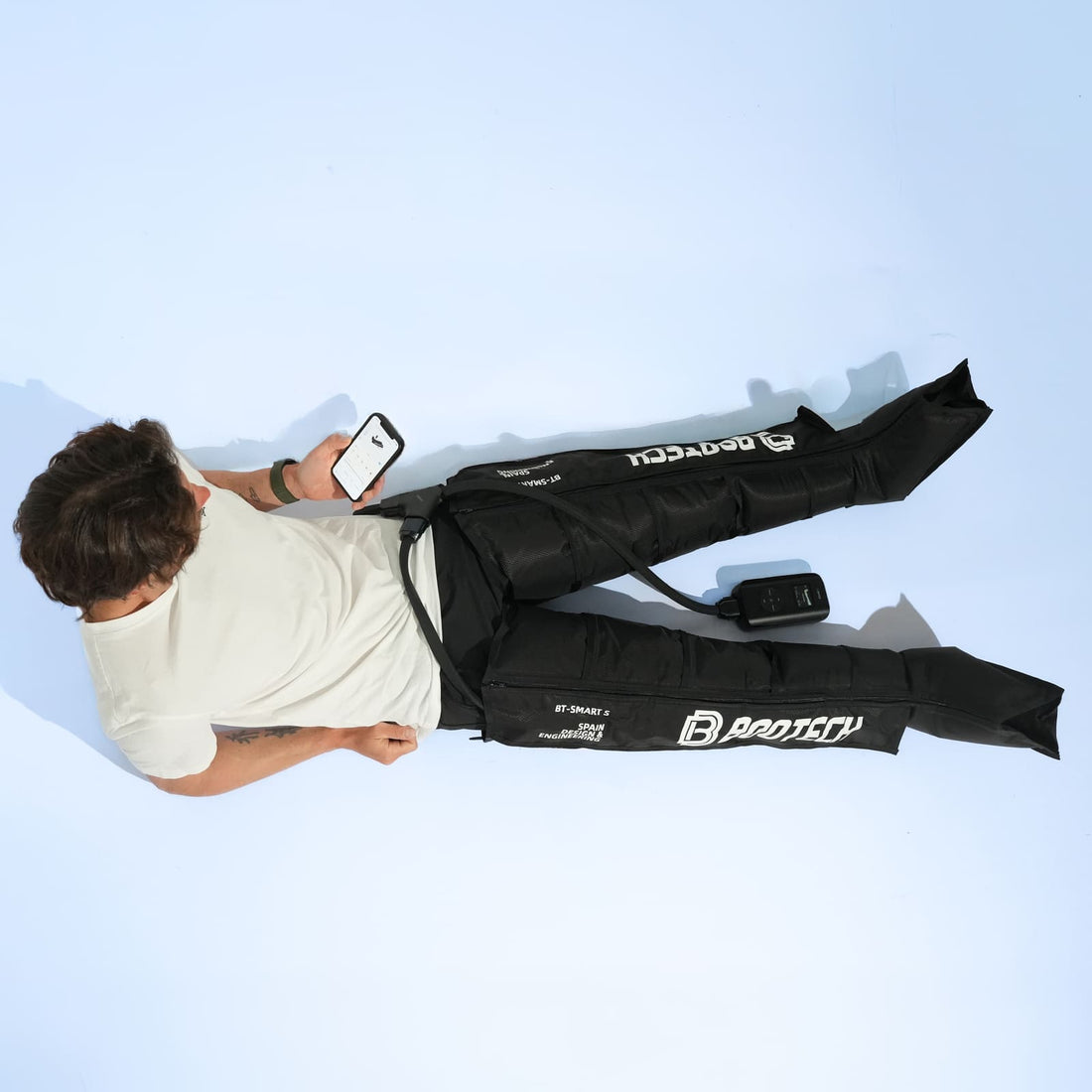 Hombre utilizando pantalones de presoterapia muscular