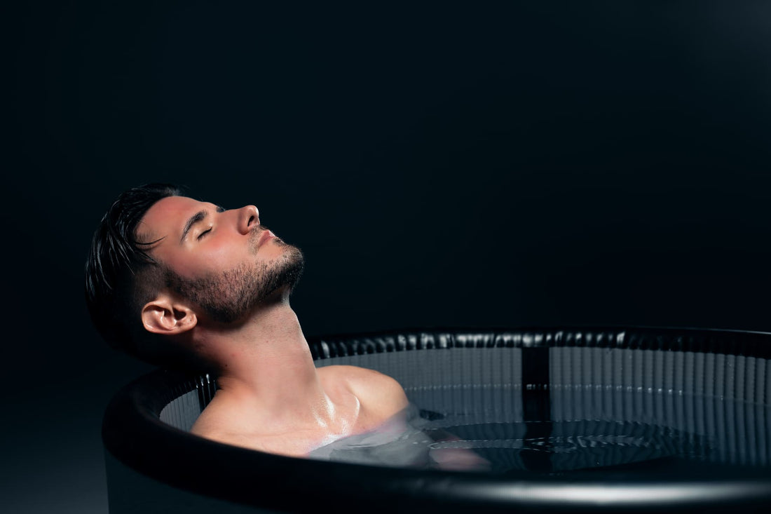 Hombre relajado en bañera de hidroterapia para recuperación muscular y bienestar