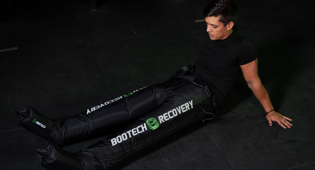 Hombre usando botas de presoterapia 