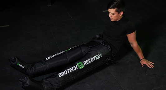 Hombre usando botas de presoterapia 