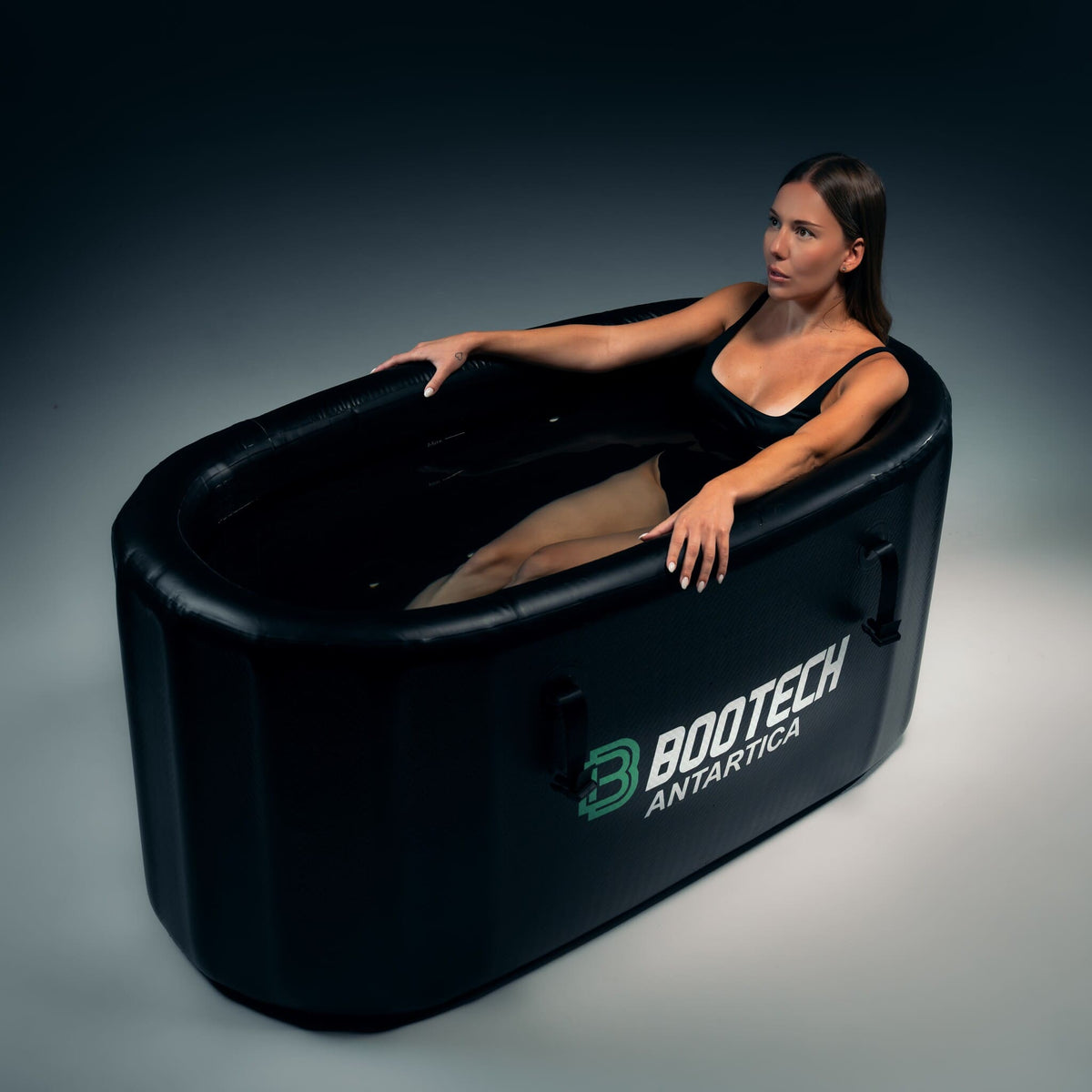 Mujer relajándose en bañera de presoterapia Bootech Antartica para recuperación muscular y bienestar