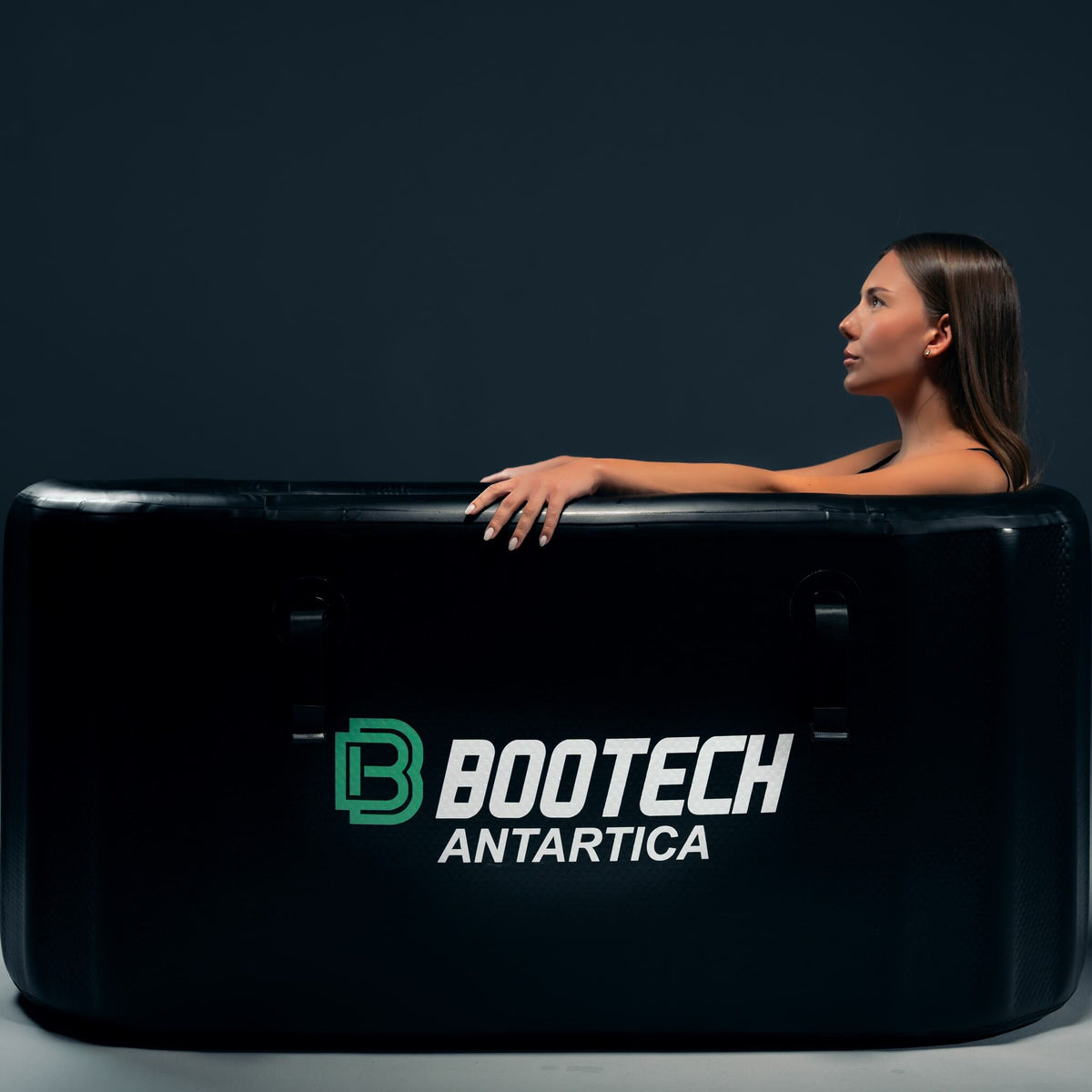 Mujer relajándose en presoterapia Bootech Antartica para recuperación muscular y bienestar