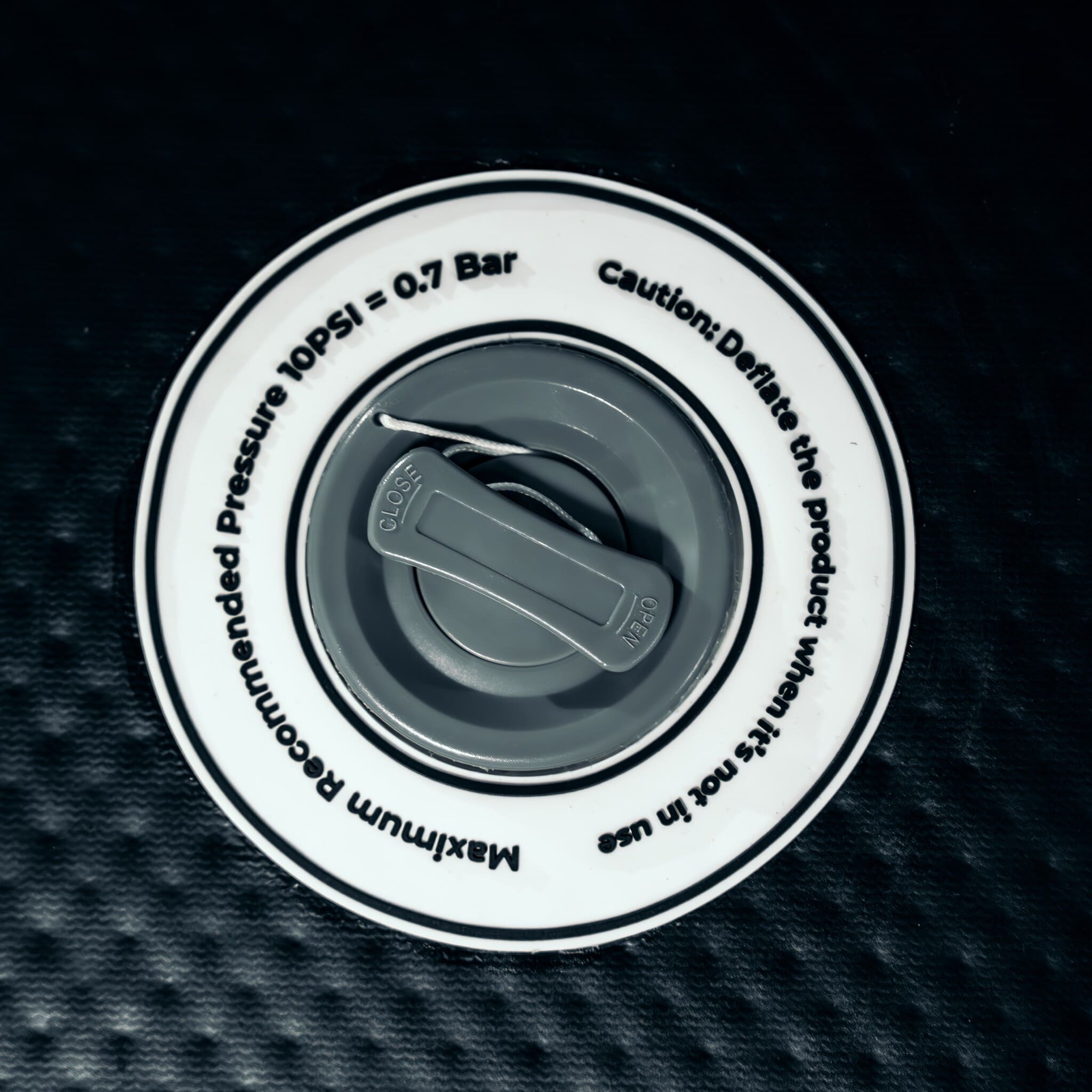 Válvula de presión para presoterapia con indicación de 10PSI y advertencia de desinflado