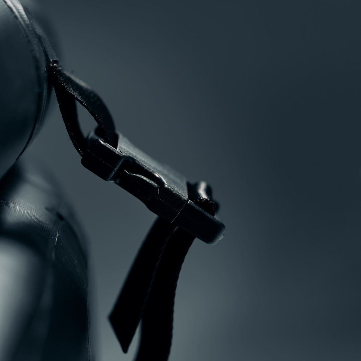 Detalle de cierre ajustable en equipo de presoterapia profesional para recuperación muscular