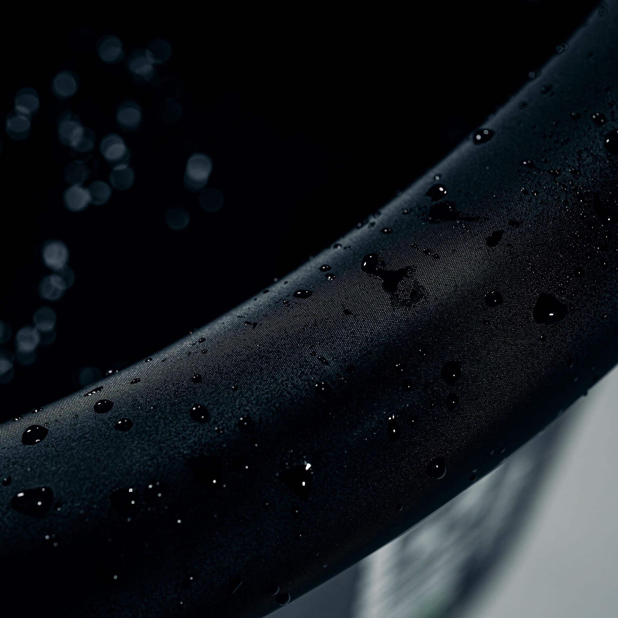 Manga de presoterapia con gotas de agua, textura impermeable para recuperación muscular y bienestar