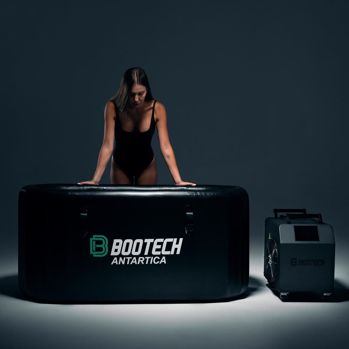 Mujer usando presoterapia Bootech Antartica para recuperación muscular y bienestar en casa