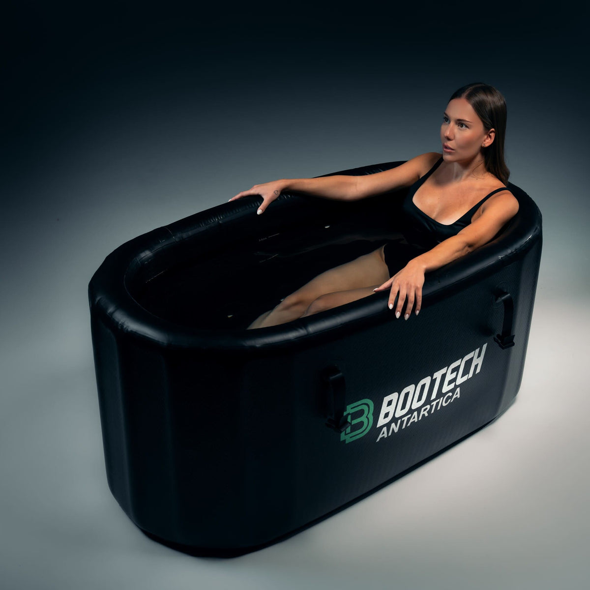 Mujer relajándose en bañera de presoterapia Bootech Antartica para recuperación muscular y bienestar