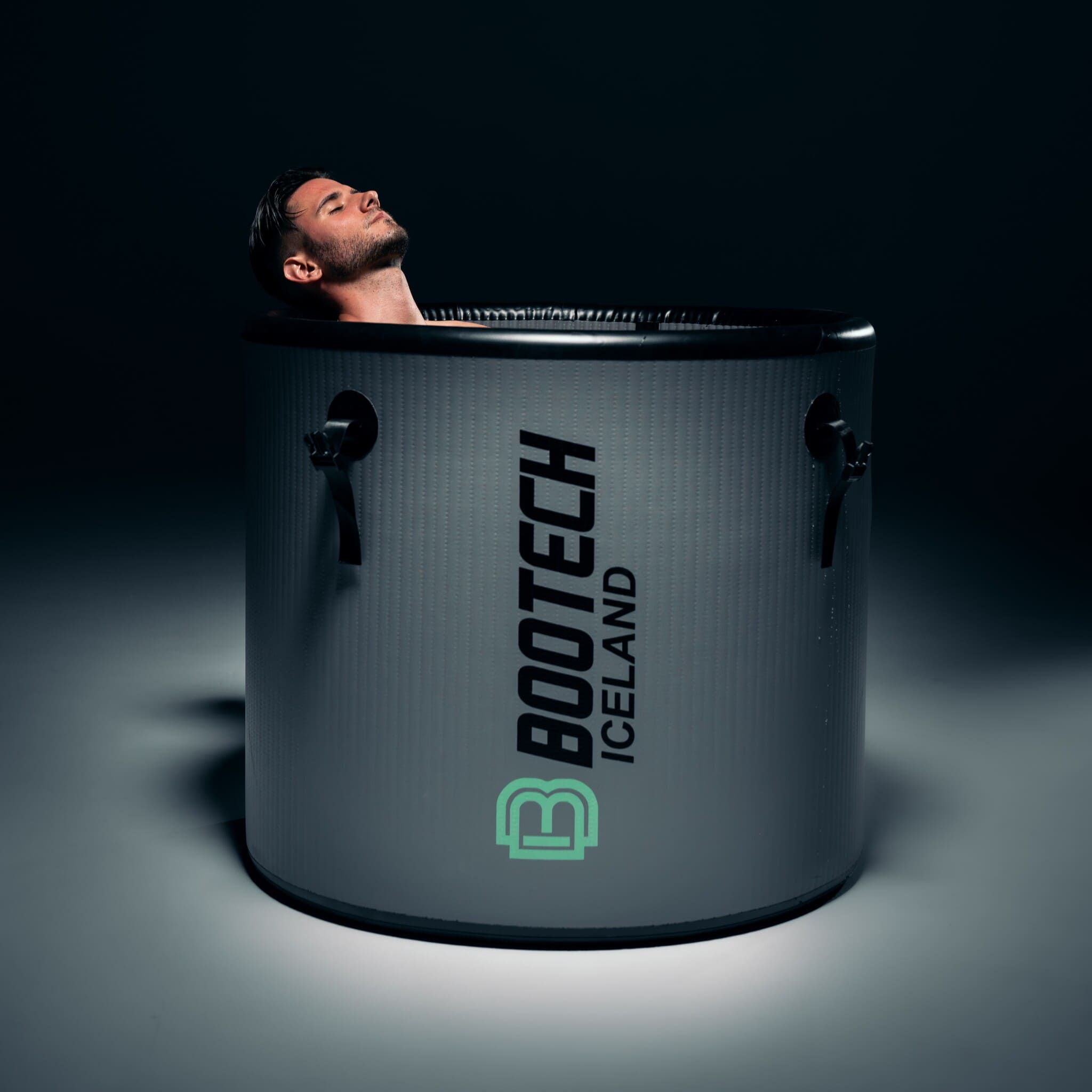 Hombre relajado en bañera de presoterapia Bootech Iceland para recuperación muscular y bienestar