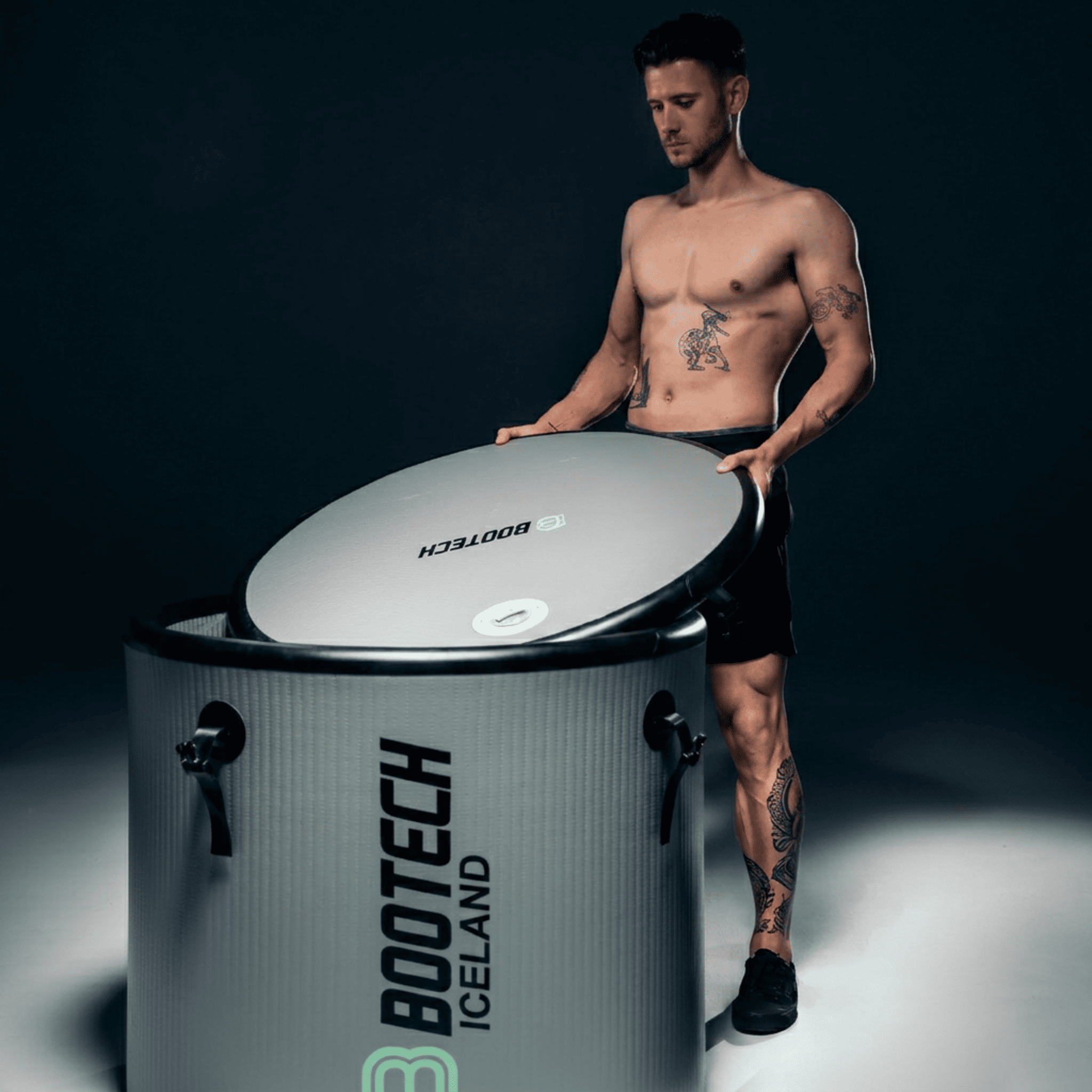 Hombre con dispositivo de presoterapia Bootech Iceland para recuperación muscular y bienestar
