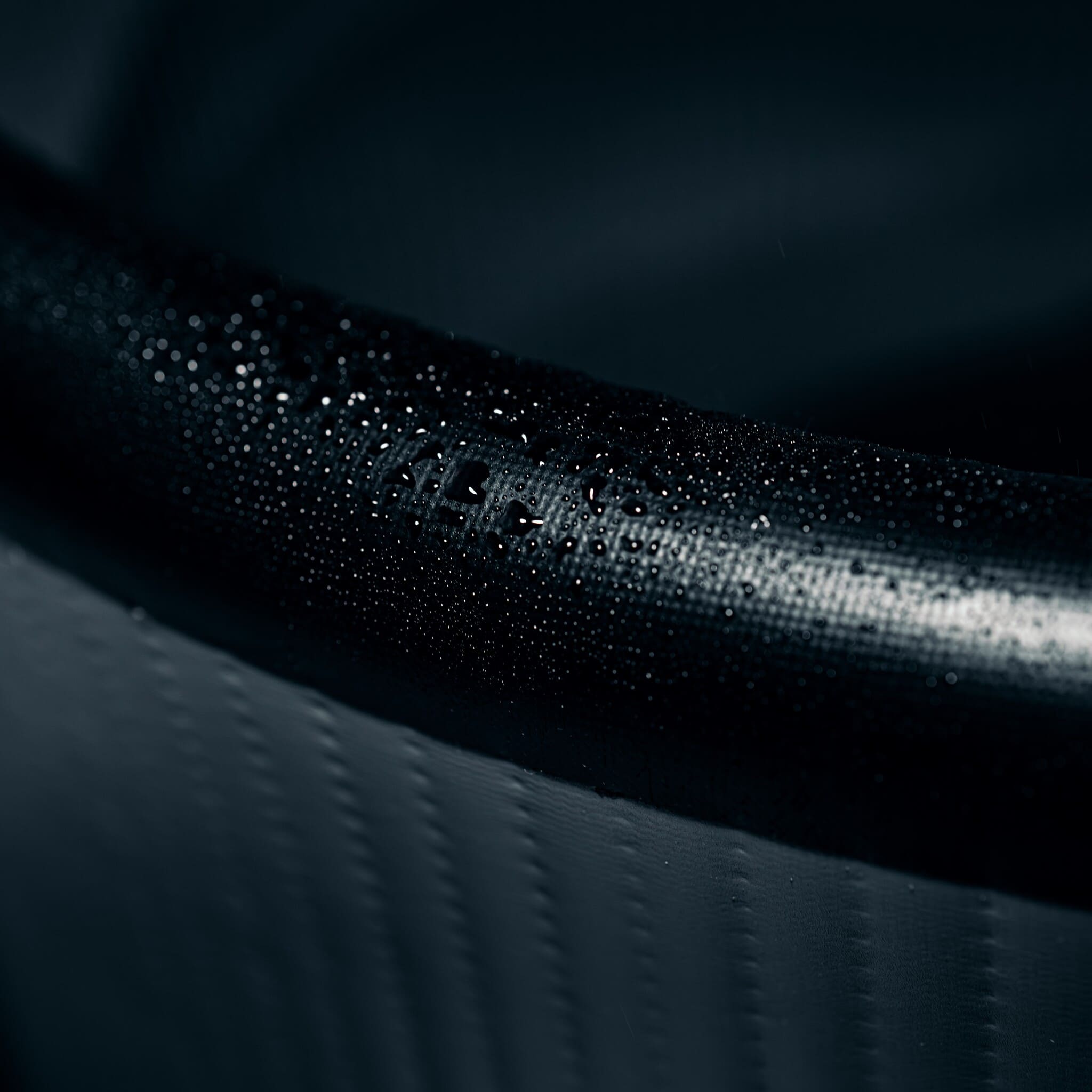 Presoterapia profesional con textura impermeable para recuperación muscular y bienestar en casa