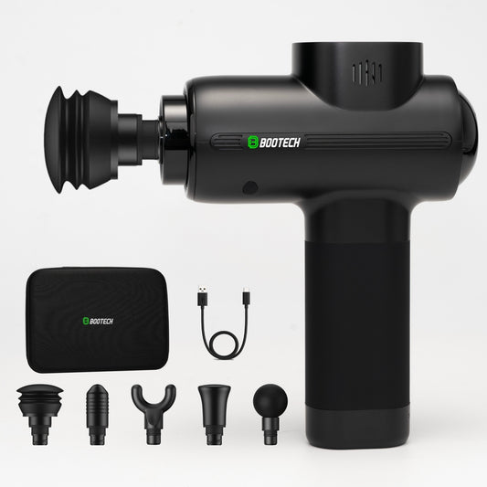 Pistola de masaje muscular BOOTECH negra con cinco cabezales, estuche y cable USB, ideal para recuperación deportiva en casa.