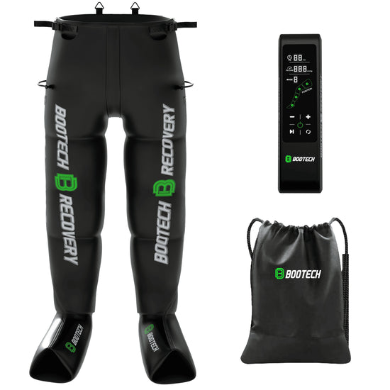 Dispositivo de presoterapia BOOTECH BT-LITE Recovery, control remoto y bolsa de transporte en fondo blanco.