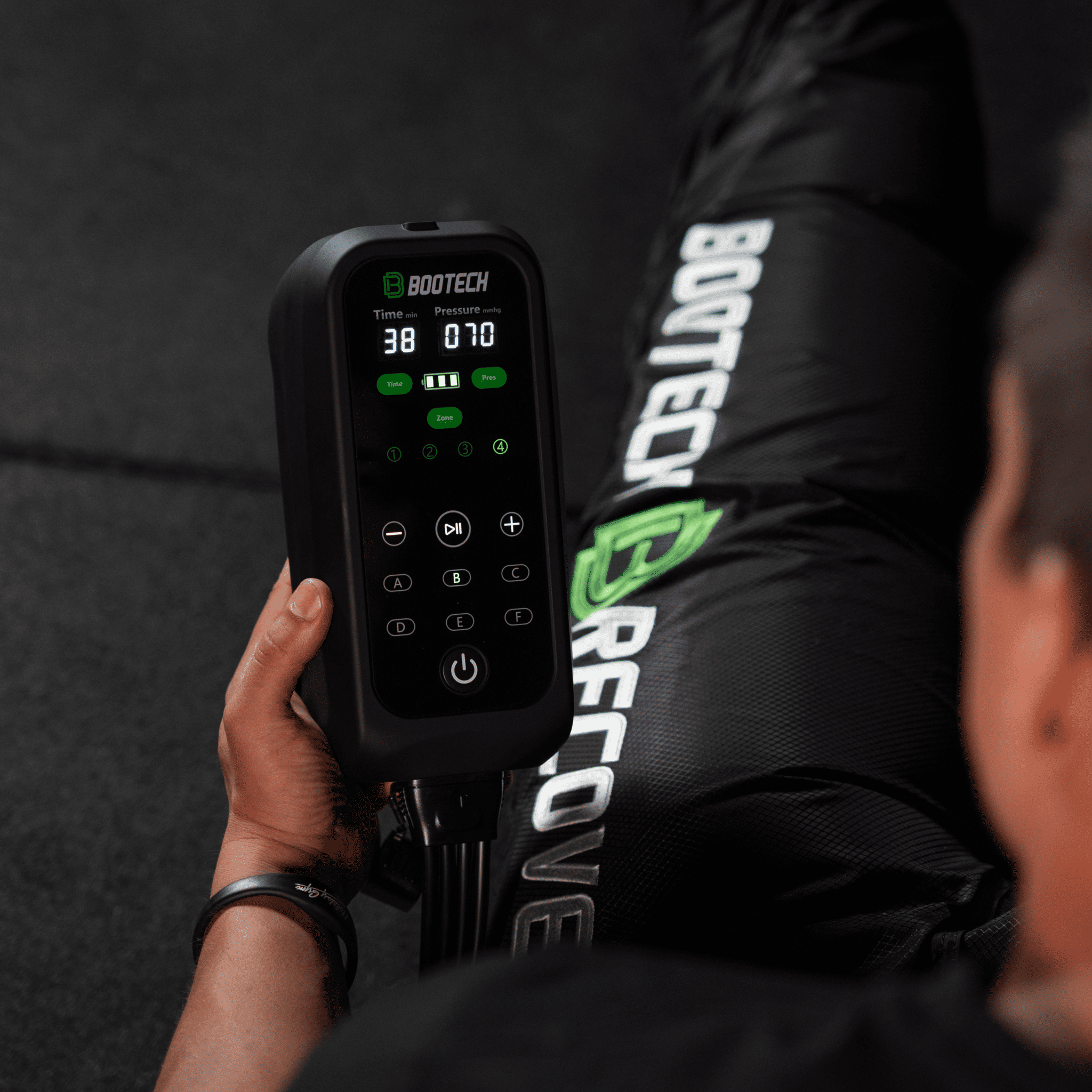 Dispositivo de presoterapia BOOTECH en uso para recuperación deportiva en casa