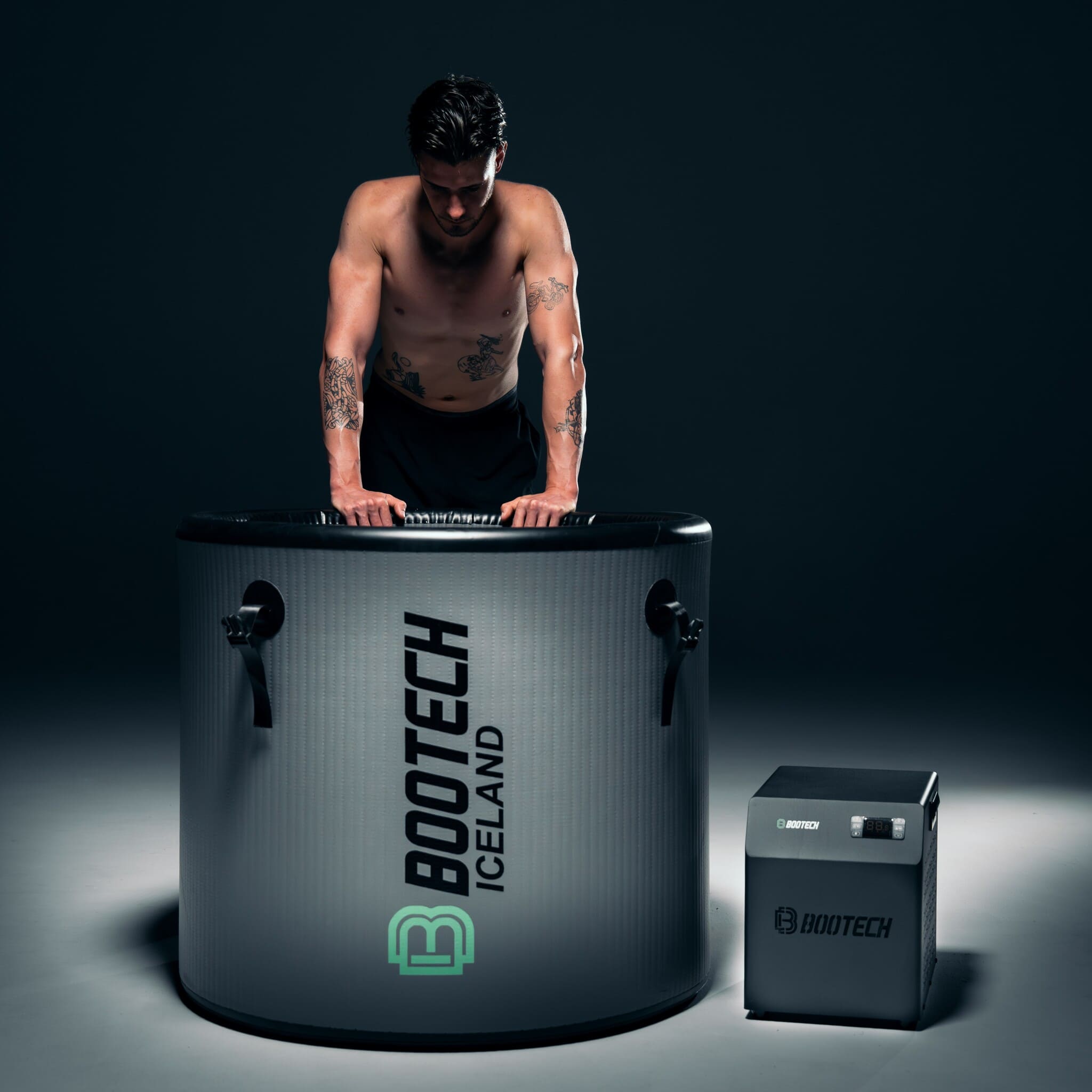 Hombre usando presoterapia Bootech Iceland para recuperación muscular y bienestar en casa